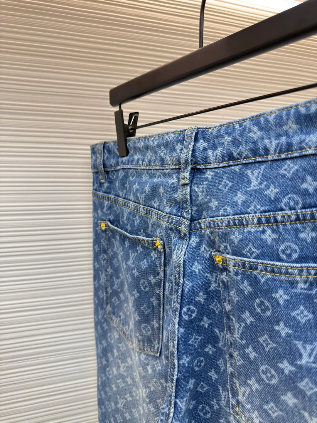 LOUIS VUITTON full-print flare jeans ●Authentic product: Purchased and developed by 19100 ●Item number: 1680090-B20 ●Fabric: denim fabric ●Technology: washed production ●Version: fitted version ●Weight: about 835 grams ●Size: 36-38-40-42 ●Description: Customized blue shadow encrypted cotton classic pattern denim, as moist as cotton, comfortable and skin-friendly, indigo elegance With a retro charm and modern fashion sense, the iconic Monogram pattern is laid out on it. Every part tells the glorious history and fashion heritage of Louis Vuitton, and its leisurely flared silhouette is the soul of these pants. It exudes a sense of high-end from the inside out. It is a stunning piece in the fashion feast. The overall wiring is straight and delicate, the fabric is comfortable and soft, and the color is consistent without color difference. It can be matched with the same style to create a fashionable look and control various occasions. Customized accessories, complete with three standards, same style for men and women!